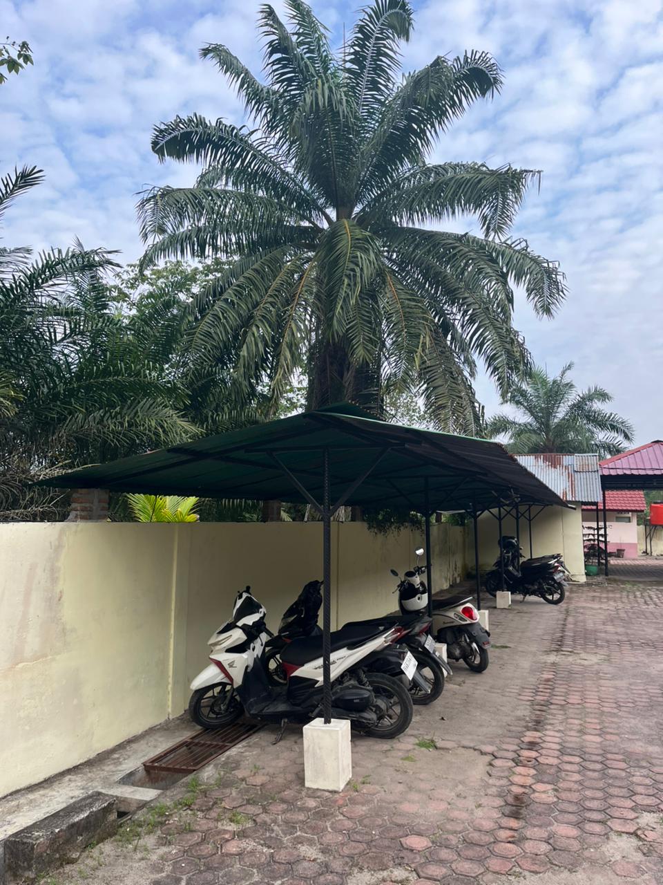 Parkir sepeda motor pengunjung